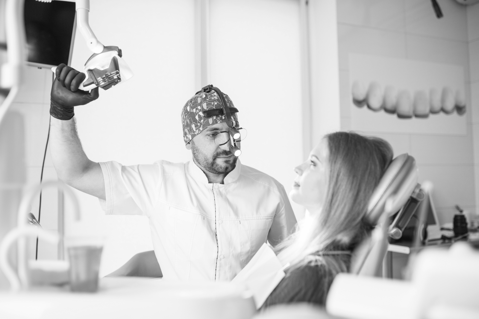 Implantes dentales y enfermedades sistémicas: claves para un tratamiento seguro en pacientes con patologías crónicas